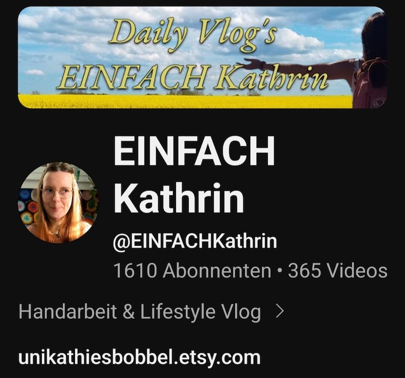 Puede incluir: Gr&aacute;fico negro con el texto "Daily Vlog's EINFACH Kathrin". Incluye una foto de perfil de una mujer con gafas y el texto "EINFACH Kathrin" y "@EINFACHKathrin". La imagen tambi&eacute;n muestra "1610 Abonnenten &bull; 365 Videos" y "Handarbeit & Lifestyle Vlog >".