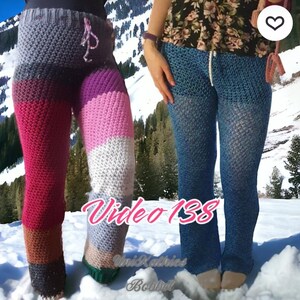 Puede incluir: Dos pares de pantalones de ganchillo hechos a mano. Un par es multicolor con secciones rojas, rosas, moradas, blancas y grises. El otro par es azul. Ambos tienen cintura con cord&oacute;n y se muestran en un entorno nevado al aire libre.