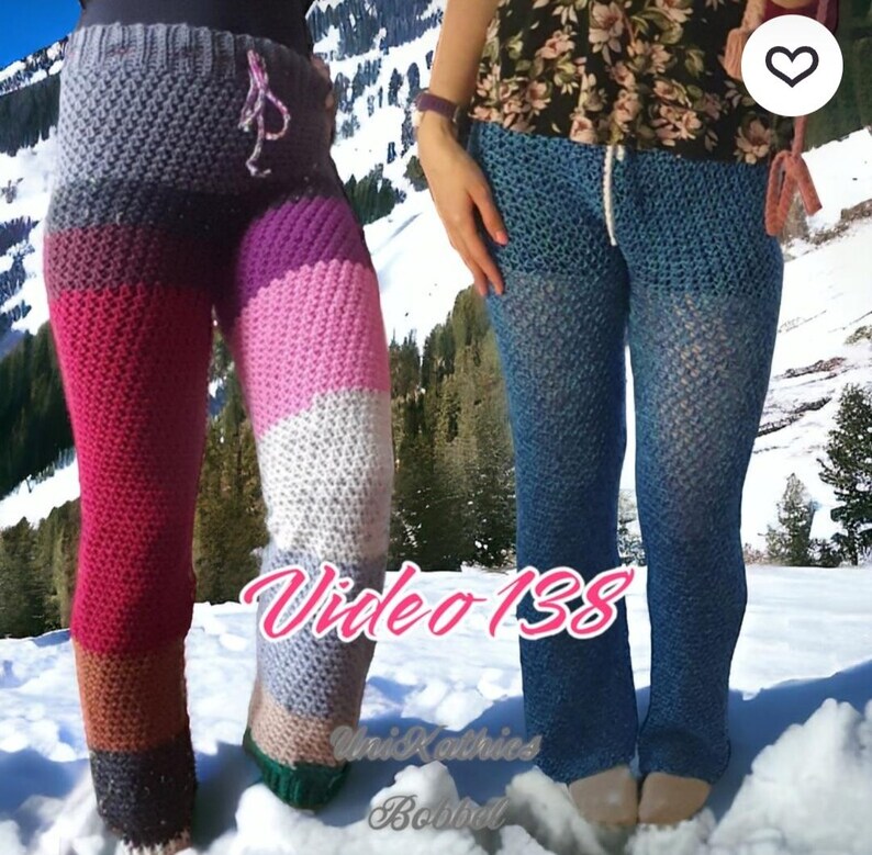 Puede incluir: Dos pares de pantalones de ganchillo hechos a mano. Un par es multicolor con secciones rojas, rosas, moradas, blancas y grises. El otro par es azul. Ambos tienen cintura con cord&oacute;n y se muestran en un entorno nevado al aire libre.
