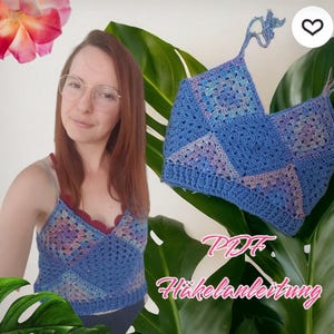 Puede incluir: Un top de ganchillo azul con un patr&oacute;n geom&eacute;trico, con tonos de azul, morado y blanco. El top tiene un dise&ntilde;o de cuello halter. La imagen tambi&eacute;n incluye el texto "PDF H&auml;kelanleitung".