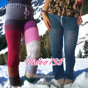 Puede incluir: Dos pares de pantalones de ganchillo hechos a mano. Un par presenta un dise&ntilde;o de bloques de color con tonos de gris, morado, rosa y marr&oacute;n. El otro par es de color azul liso. Ambos tienen cintura con cord&oacute;n. La imagen incluye el texto "Video 138".
