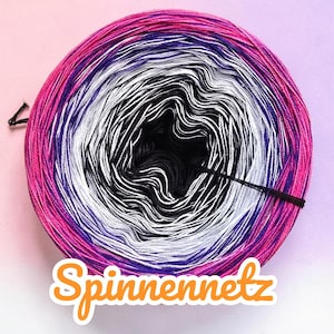 Könnte beinhalten: Ein rundes Garnknäuel mit einem Farbverlauf von einem tiefschwarzen Zentrum über Weiß und Violett bis hin zu einem leuchtend magentafarbenen Außenrand. Das Wort Spinnennetz ist in orangefarbenen Buchstaben am unteren Rand des Garnknäuels aufgedruckt.