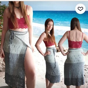 Puede incluir: Falda de ganchillo hecha a mano en tonos grises, con dise&ntilde;o envolvente y abertura alta. La falda presenta una cintura con cord&oacute;n y un efecto de color degradado, que va del gris claro al gris oscuro. La falda se combina con un top de encaje rojo.