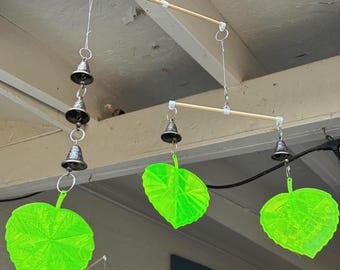 Móvil de campanas con forma de hoja de álamo temblón – Móvil de campanas de viento de latón envejecido / Arte colgante musical cinético / Decoración para cabaña de montaña / Móvil atrapasoles de álamo temblón