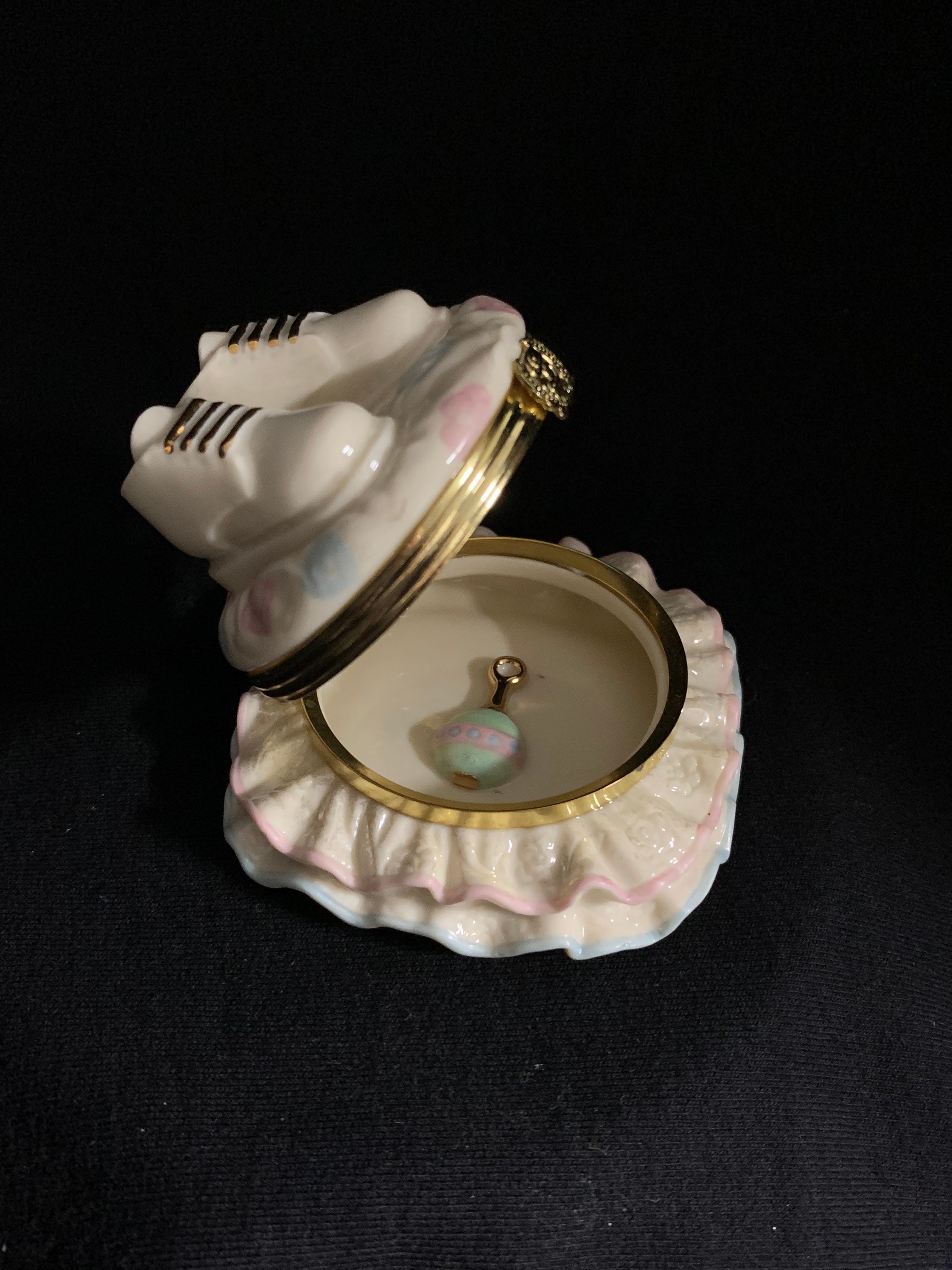 LENOX Sweet Beginnings New Baby Shoes Treasure Box New in LENOX Sweet Beginnings New Baby Shoes Treasure Box New in