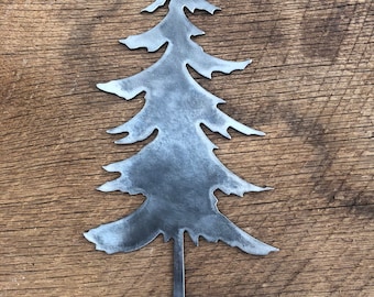 Décoration sur métal en forme de pin