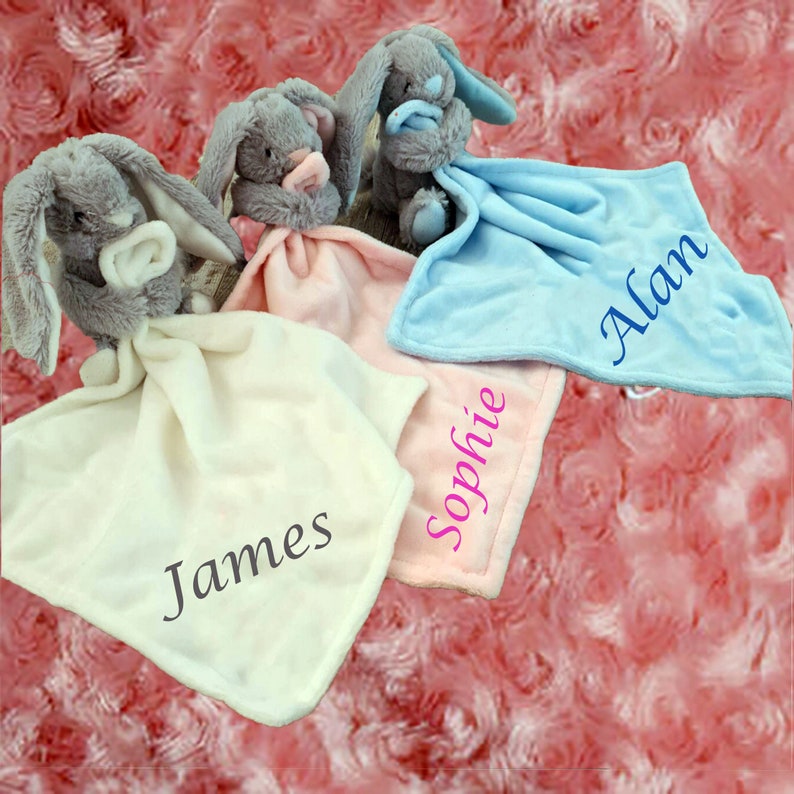 Douillette personnalisée avec de longues oreilles Cadeau bébé, câlin de confort lapin bleu, doudou rose, nom sur la couverture, doudou en polaire corail White