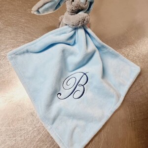 Douillette personnalisée avec de longues oreilles Cadeau bébé, câlin de confort lapin bleu, doudou rose, nom sur la couverture, doudou en polaire corail image 2