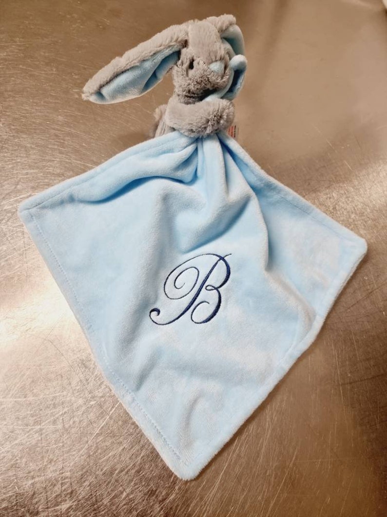 Douillette personnalisée avec de longues oreilles Cadeau bébé, câlin de confort lapin bleu, doudou rose, nom sur la couverture, doudou en polaire corail image 2