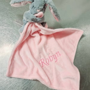 Douillette personnalisée avec de longues oreilles Cadeau bébé, câlin de confort lapin bleu, doudou rose, nom sur la couverture, doudou en polaire corail Pink