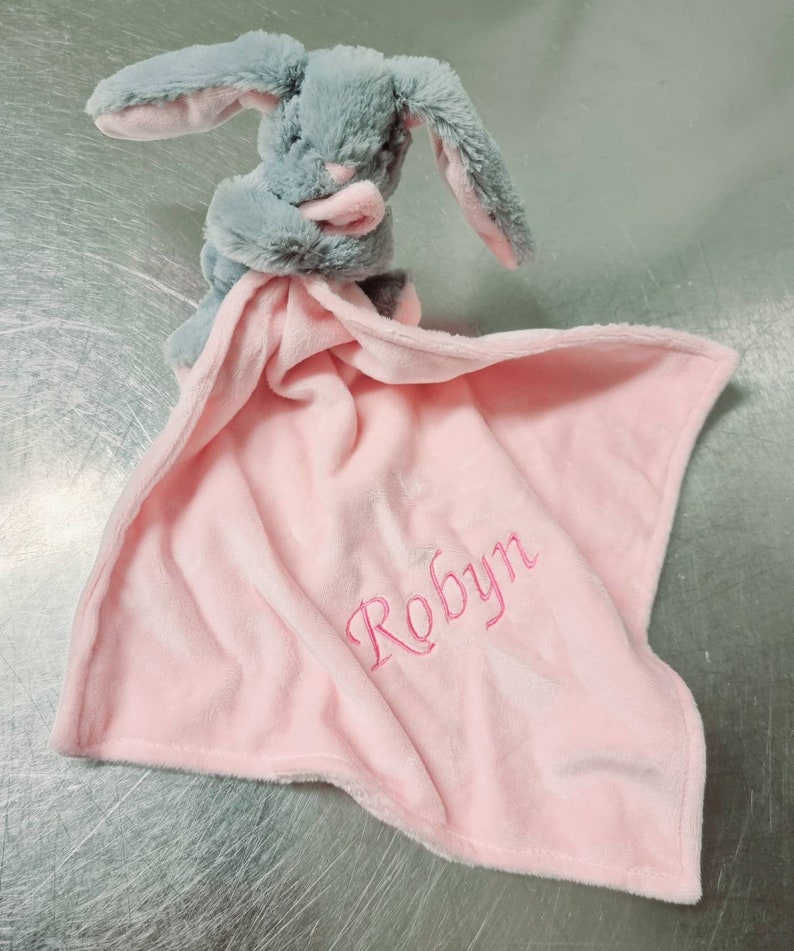 Douillette personnalisée avec de longues oreilles Cadeau bébé, câlin de confort lapin bleu, doudou rose, nom sur la couverture, doudou en polaire corail Pink