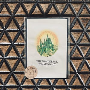Upcycled Artwork. Czarnoksiężnik z Krainy Oz Ilustrowana strona tytułowa odzyskana z uszkodzonej, zabytkowej książki L. Franka Bauma. Prezent dla miłośników książek Dekoracje w stylu książkowym.