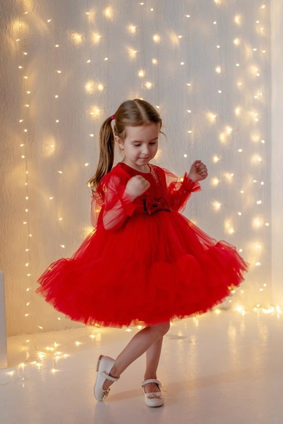 Jolie Petite Fille Dans Une Robe Rouge