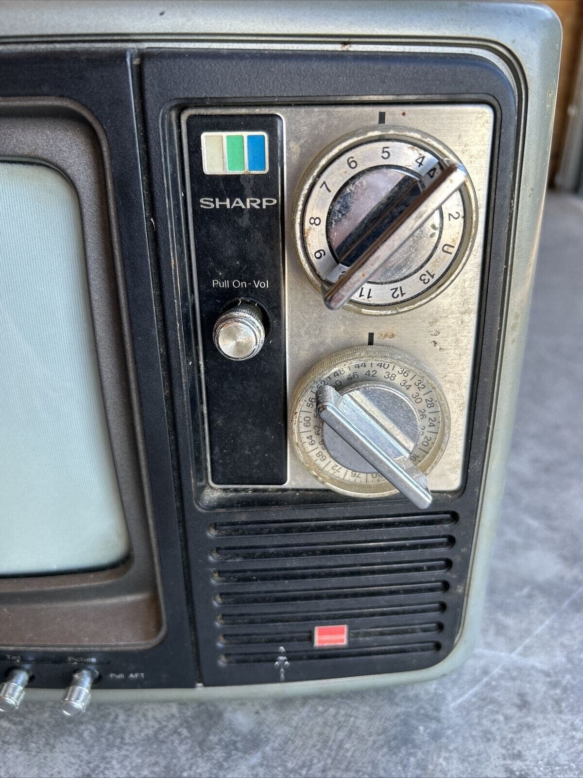 Working Sharp Linytron Plus Color CRT Vintage TV 1970s Retro