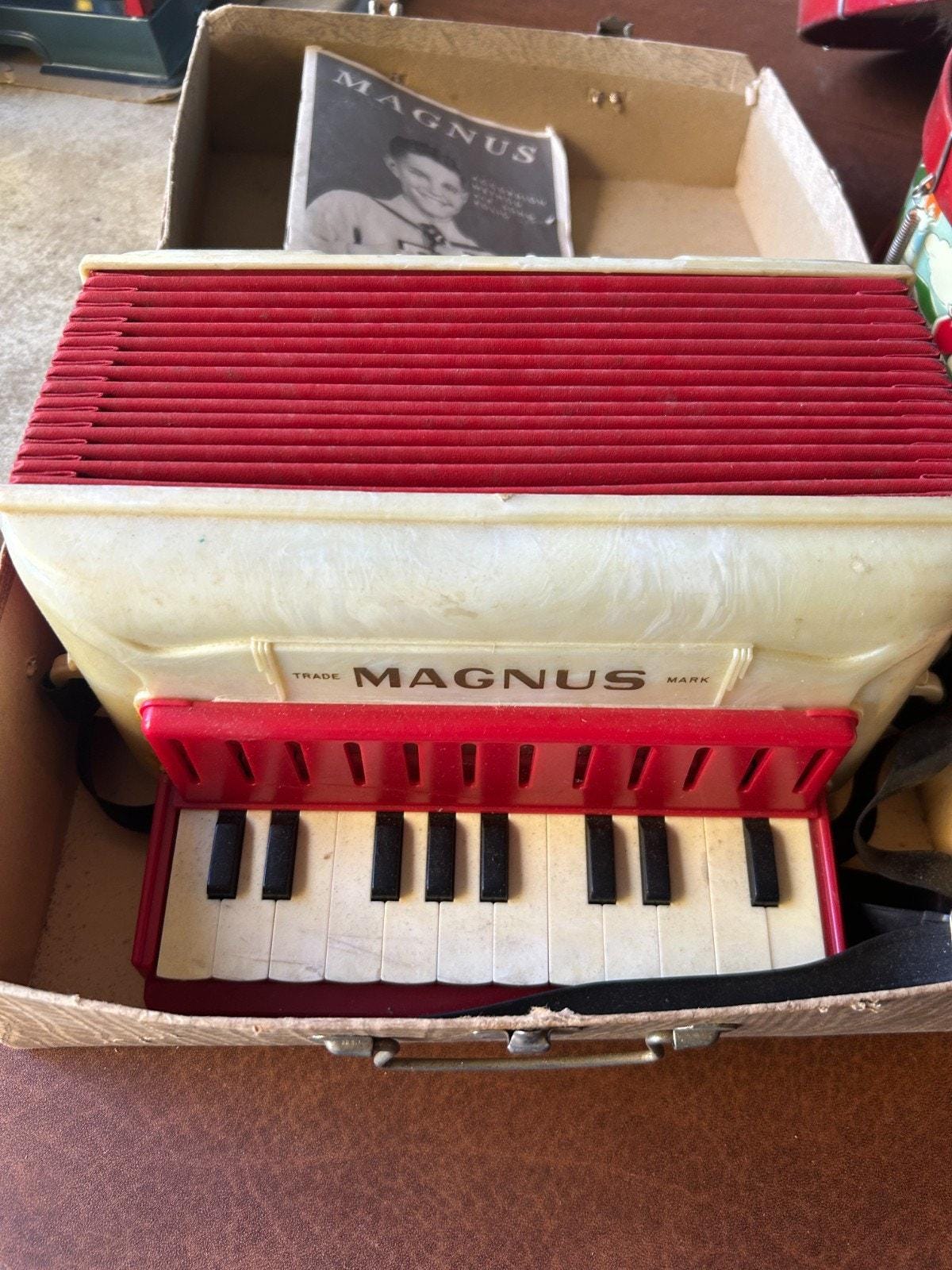 古いオモチャのアコーディオン 古いオモチャのアコーディオン 古いオモチャのアコーディオン 古い