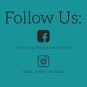 Op de afbeelding: Volg ons: Facebook-pictogram met de tekst fb.com/tealmooncreations en een Instagram-pictogram met de tekst @teal_moon_creations.