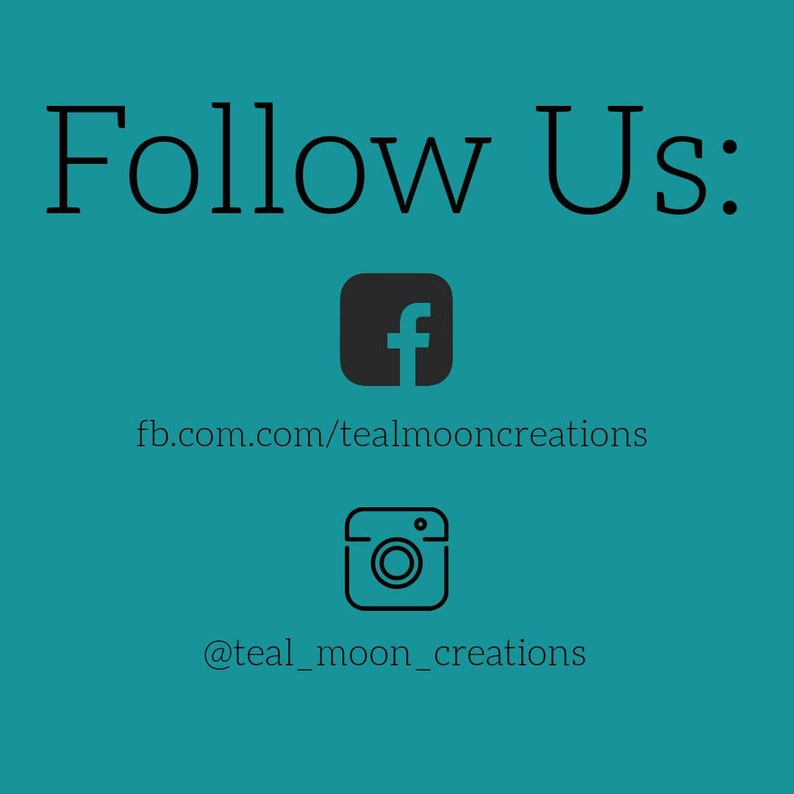 Op de afbeelding: Volg ons: Facebook-pictogram met de tekst fb.com/tealmooncreations en een Instagram-pictogram met de tekst @teal_moon_creations.