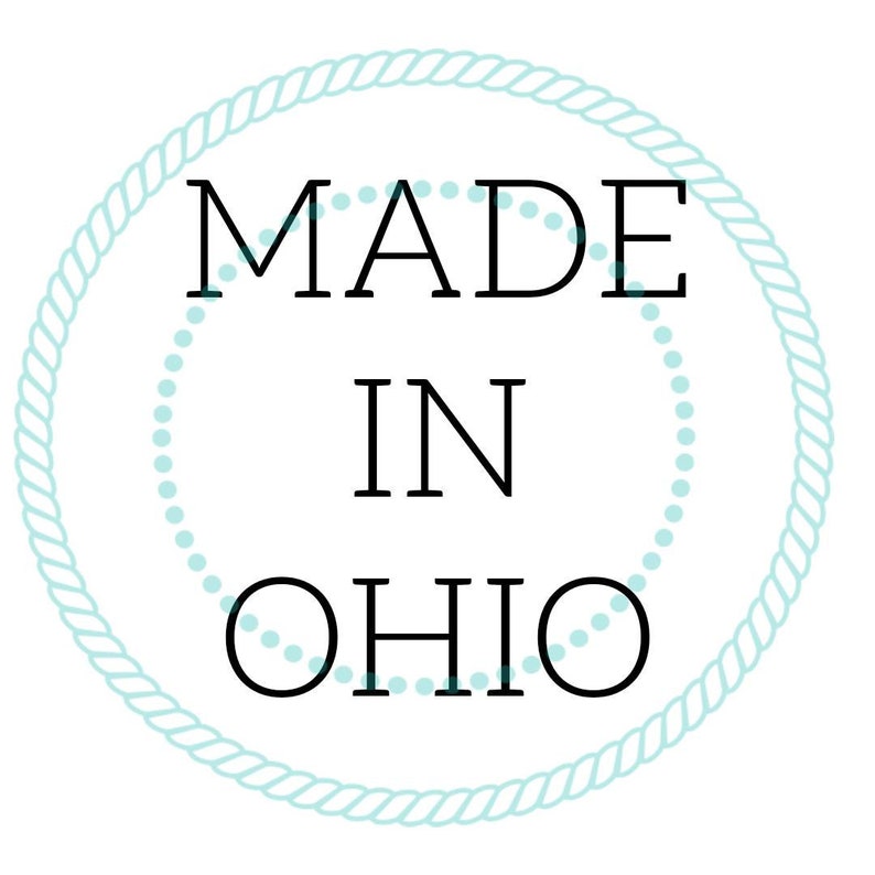 以下が含まれることがあります： 縁に白い点のある青いロープの円。円の中のテキストは「MADE IN OHIO」です。