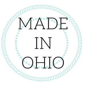 Op de afbeelding: Een blauwe touwcirkel met witte stippen rond de rand. De tekst in de cirkel luidt "MADE IN OHIO".