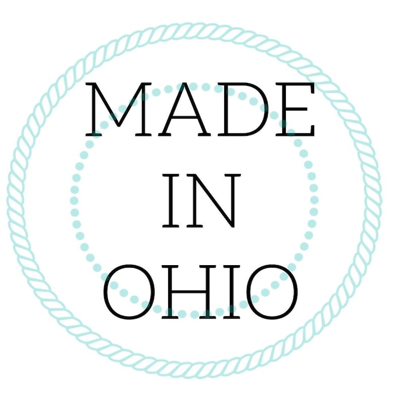 Op de afbeelding: Een blauwe touwcirkel met witte stippen rond de rand. De tekst in de cirkel luidt "MADE IN OHIO".