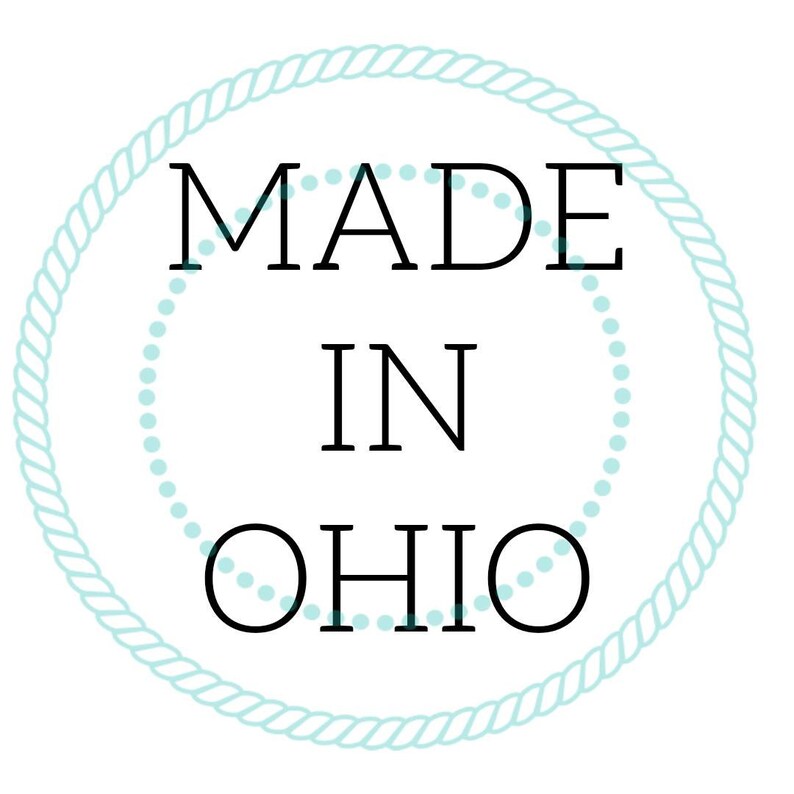 Op de afbeelding: Een blauwe touwcirkel met witte stippen rond de rand. De tekst in de cirkel luidt "MADE IN OHIO".