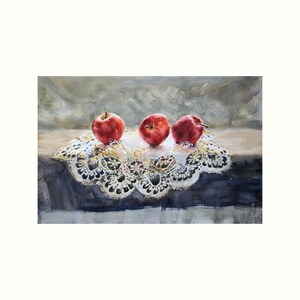Könnte beinhalten: Aquarellmalerei mit drei roten Äpfeln auf einer weißen Spitzendecke. Die Äpfel sind leuchtend rot und bilden einen Kontrast zu der filigranen, detaillierten Spitze. Der Hintergrund ist ein weiches Grau, das die Früchte und die Spitze hervorhebt.