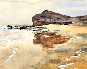 Könnte beinhalten: Ein Aquarellbild einer felsigen Klippe an einem Sandstrand. Das Wasser zieht sich zurück und hinterlässt einen hellbraunen Sandstrand mit ein paar kleinen Steinen. Der Himmel ist hellblau mit ein paar weißen Wolken.