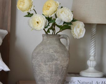 Handgemachte Ranunculus Roses & Stonehaven Graue Vase: Rustikales Blumenarrangement