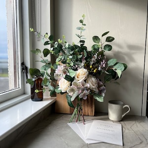 Lila Hortensie und Elfenbeinrose Handgefertigte Rose und Eukalyptus Blumenarrangement | Künstlich| Kunstblumen | Grün | Blumen| Brautstrauß