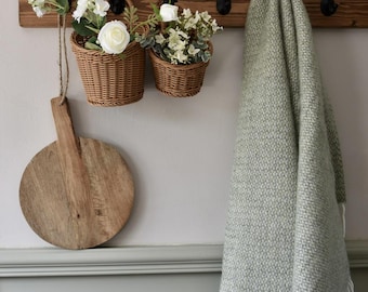Cesta colgante de algas marinas con flores blancas: decoración rústica para el hogar
