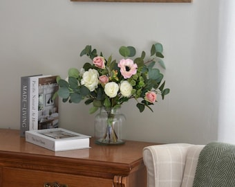 Handgefertigtes Blumenarrangement aus Pink Cottage Rose und Cosmos: Ivory Rosen und Eukalyptus Faux Bouquet