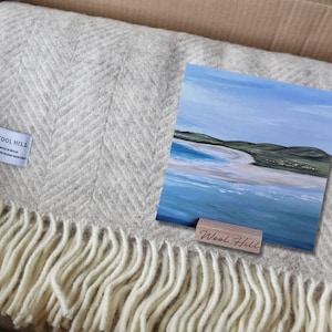 Sandsteine Wolle werfen und Kunst Geschenk Set| Beige Creme Überwurf, britische Decke Made in the UK Herringbone Fishbone, vorhanden, Geschenk