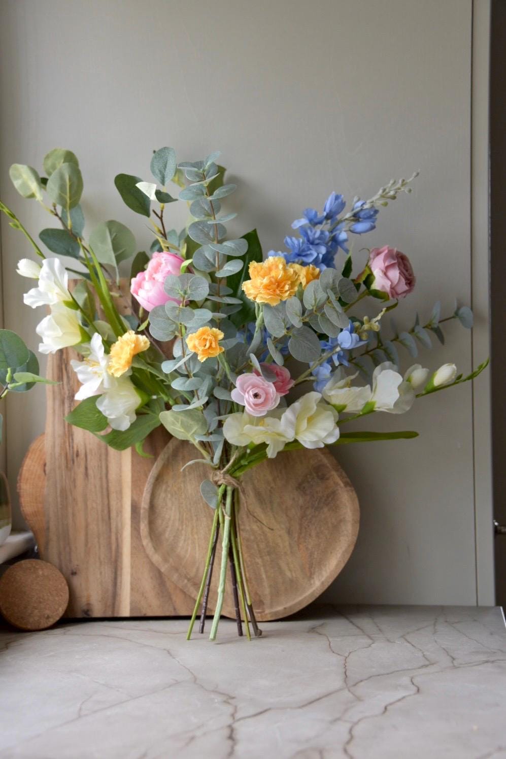 Buntes Blumengesteck, Rosen, Pfingstrosen, Nelken, Eukalyptus, Rosa, Pastellblau Kunstblumen | Grün | Blumen| Brautstrauß