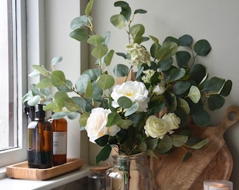 Elfenbein Rose & Eukalyptus Arrangement | Landhaus-Stil Faux Blumenstrauß