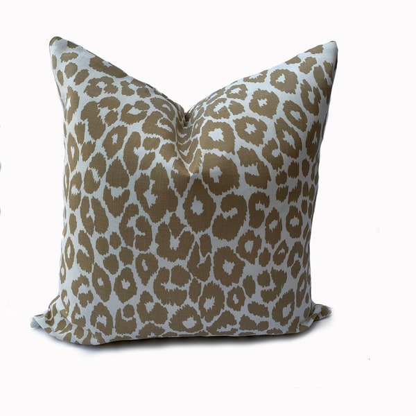 Schumacher Iconic Leopard Gold Housse de coussin intérieur / extérieur Housse d’oreiller Double face