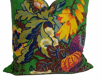 Può includere: Un cuscino verde con un motivo floreale in tonalità di giallo, rosso, blu e marrone. I fiori sono stilizzati e hanno un aspetto vintage.