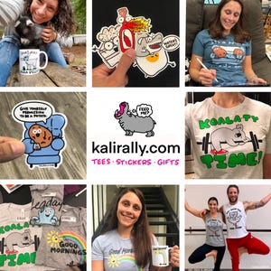 K&ouml;nnte beinhalten: Eine Collage aus Bildern, die verschiedene Produkte der Marke kalirally.com zeigen, darunter T-Shirts, Aufkleber und Tassen. Die Produkte zeigen humorvolle Illustrationen und Slogans wie "Geben Sie sich die Erlaubnis, eine Kartoffel zu sein", "Koala-ty Time" und "Good Mornings".