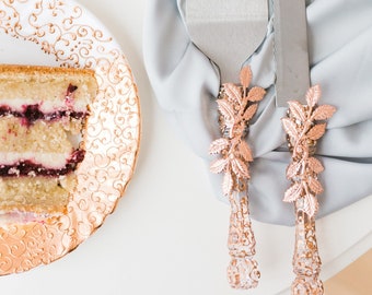 Rose Gold Wedding Cake server set. Personalized wedding glasses with cake server set. Champagne flutes