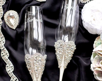 White Wedding Glasses for Bride and Groom Personalized Wedding Flutes Wedding Champagne glasses