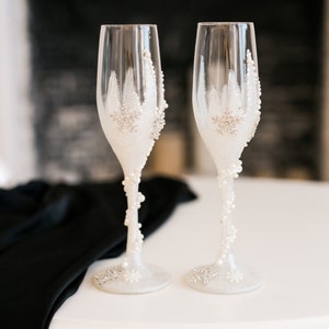 Winter Wedding Glasses, White wedding flutes, Snowflake Wedding Decor