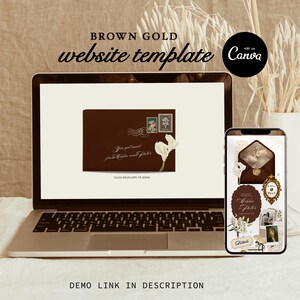 Op de afbeelding: Een laptop en smartphone tonen een bruin en gouden website sjabloon. Het laptopscherm toont een envelopontwerp met postzegels en een bloem. De smartphone toont een vergelijkbaar ontwerp met extra elementen. Tekst op de afbeelding luidt "BROWN GOLD website template" en "Canva."