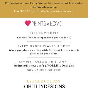 K&ouml;nnte beinhalten: Werbegrafik mit Text in Gold- und Schwarz. Der Text enth&auml;lt "WHERE TO PRINT?" und Details zur Partnerschaft mit Prints of Love f&uuml;r Druckdienstleistungen, einschlie&szlig;lich kostenloser Umschl&auml;ge und einem pro Bestellung gepflanzten Baum. Ein Gutscheincode wird ebenfalls bereitgestellt.