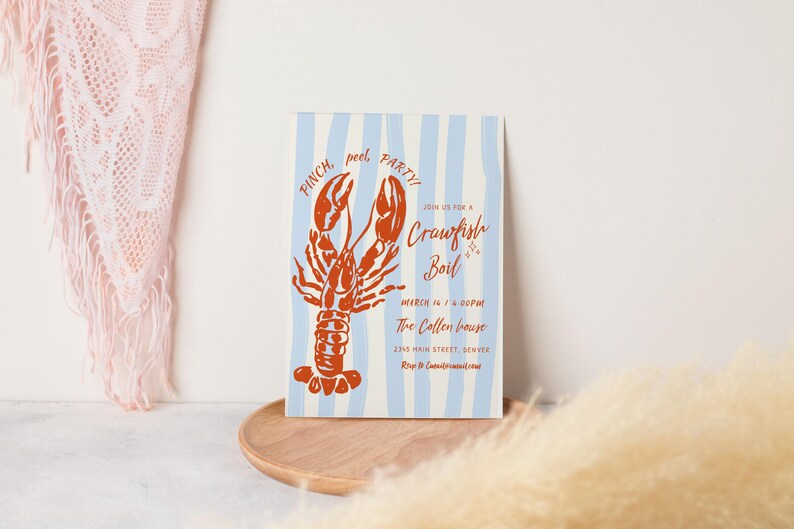Op de afbeelding: Een blauw-wit gestreepte uitnodiging met een rode kreeft-illustratie. De uitnodiging luidt "Join us for a Crawfish Boil" en bevat de datum, tijd en locatie van het evenement.