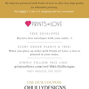 Op de afbeelding: Een afbeelding met een roze hart en de tekst "PRINTS of LOVE" in wit. De tekst "WHERE TO PRINT?" staat in een gouden kader. De tekst "FREE ENVELOPES" is zwart. De tekst "EVERY ORDER PLANTS A TREE!" is zwart. De tekst "SIMPLY FOLLOW THIS LINK: printsoflove.com/ref/OhLillyDesigns" is zwart. De tekst "USE OUR COUPON: OHLILLYDESIGNS" is zwart. De tekst "during checkout for 10% OFF your order" is zwart.