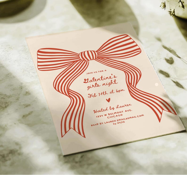 Op de afbeelding: Een Valentijnsdag uitnodiging met een groot rood strik ontwerp. De uitnodiging luidt "Galentine's girls night" en bevat de datum, tijd en locatie. Georganiseerd door Lauren.
