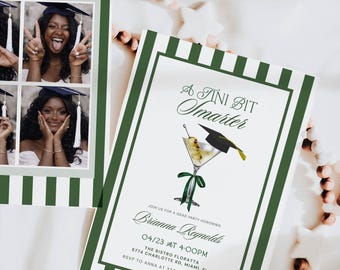 Può includere: Invito alla festa di laurea con bordo a righe verdi e bianche. L'invito recita "A Tini Bit Smarter" con una grafica di bicchiere da martini. Include il nome del laureato, la data, l'ora e il luogo.
