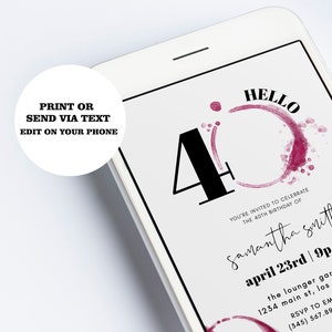 Op de afbeelding: Een smartphone toont een digitale uitnodiging voor een 40e verjaardag. Het ontwerp bevat een wijnvlek-afbeelding, het woord "HELLO" en evenementdetails. De tekst op de telefoon luidt "PRINT OF VERZEND VIA SMS BEWERK OP JE TELEFOON."