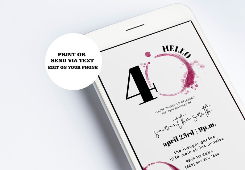 Op de afbeelding: Een smartphone toont een digitale uitnodiging voor een 40e verjaardag. Het ontwerp bevat een wijnvlek-afbeelding, het woord "HELLO" en evenementdetails. De tekst op de telefoon luidt "PRINT OF VERZEND VIA SMS BEWERK OP JE TELEFOON."