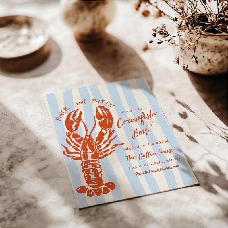 Op de afbeelding: Een blauw-wit gestreepte uitnodiging met een rode kreeft-illustratie. De uitnodiging luidt "Join us for a Crawfish Boil" met de datum en tijd "March 14 / 4:00PM" en de locatie "The Collen House, 2345 Main Street, Denver".