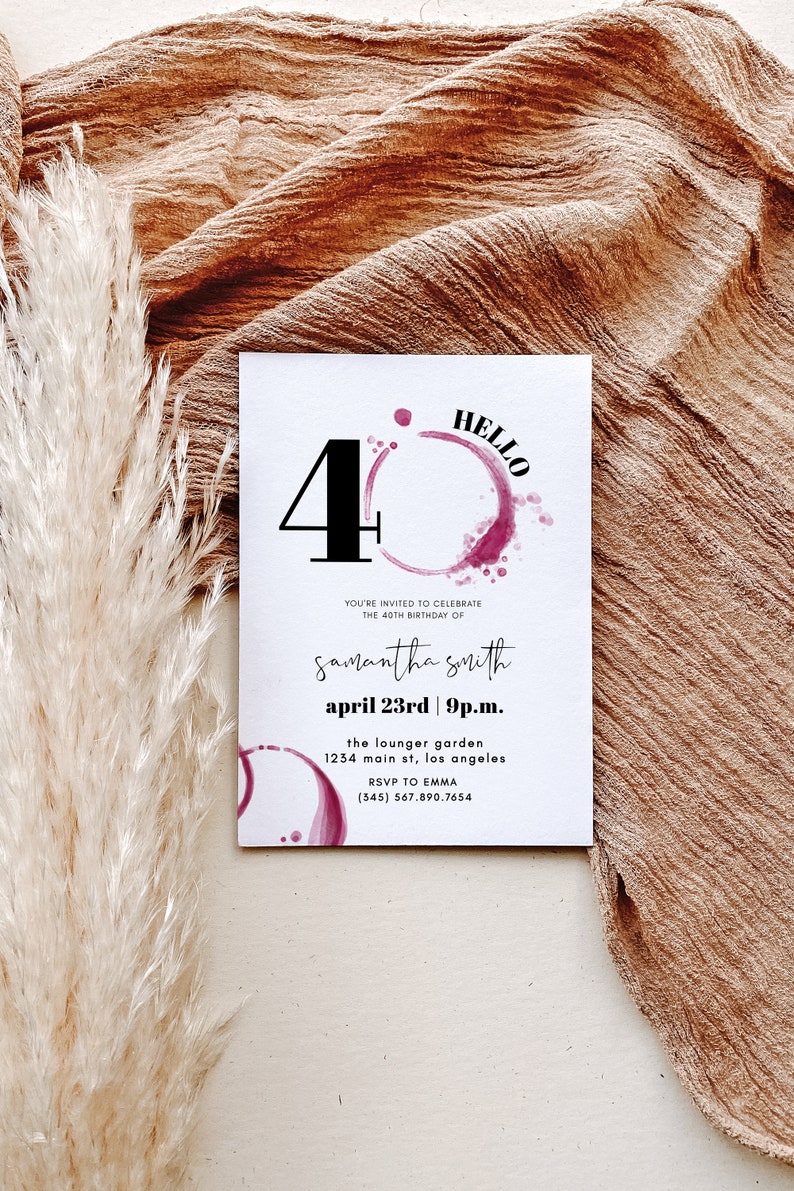 Op de afbeelding: Een witte uitnodigingskaart met de tekst "HELLO" en "40" in zwart. De uitnodiging is voor de 40e verjaardag van Samantha Smith op 23 april om 21.00 uur. Het ontwerp bevat een wijnvlek.